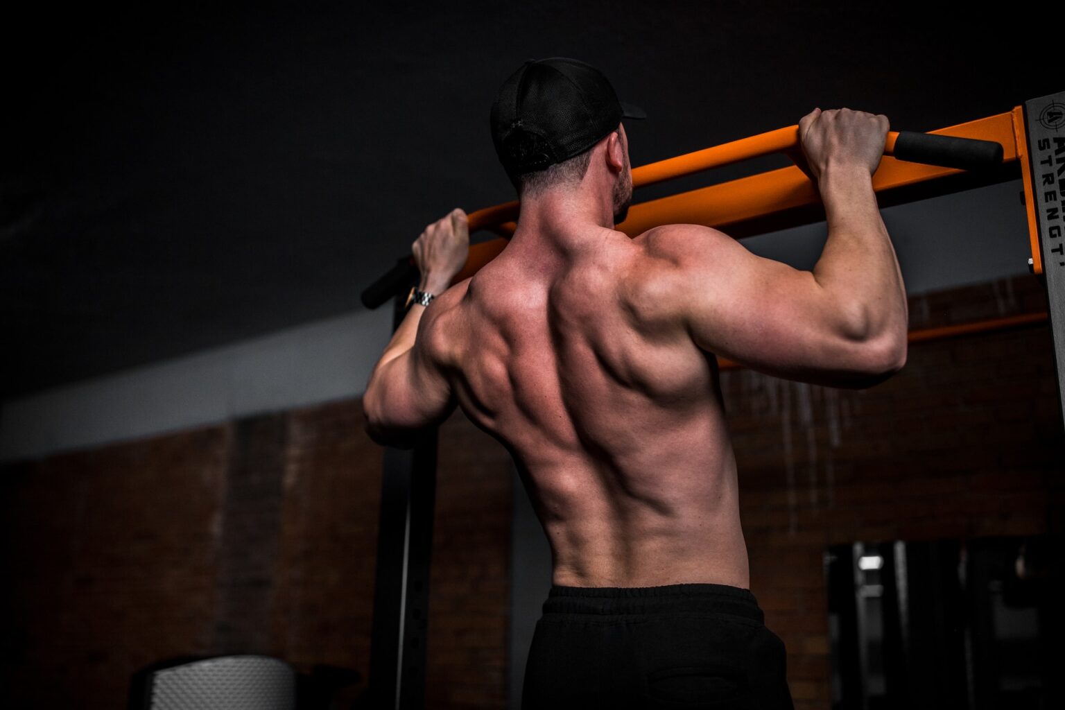 bodybuilder doing push up back muscles